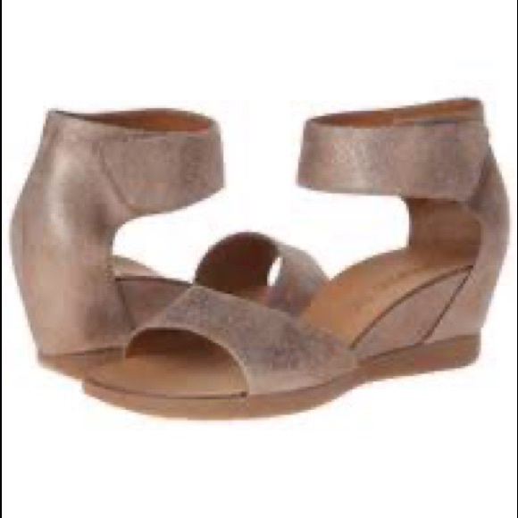 Paul Green Tammy Wedge Metallic Tan Suede leather Sandals 8 - Picture 2 of 9